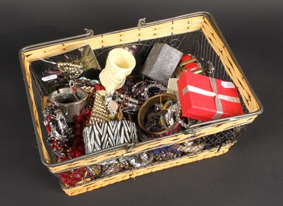 Lot 753 - A box of costume jewellery