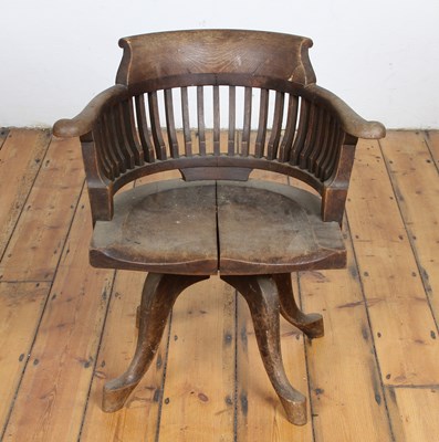 Lot 500 - An early 20th century oak swivel desk chair