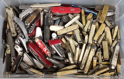 Lot 770 - A very large collection of folding pocket knives