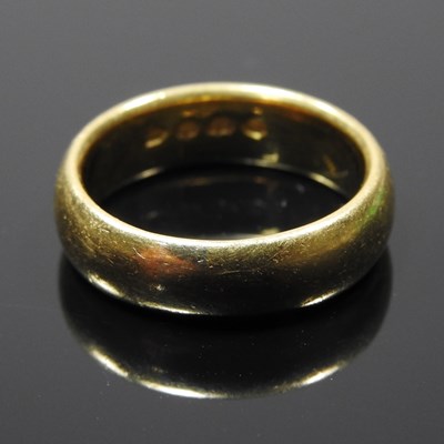 Lot 82 - A 22 carat gold wedding band, of plain design,...