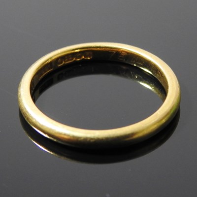 Lot 71 - A 22 carat gold wedding band, of plain design,...