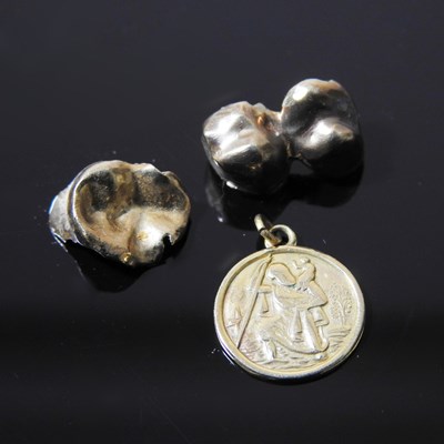 Lot 194 - A 9 carat gold St. Christopher pendant, 1.1g,...