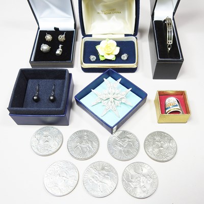 Lot 184 - A collection of costume jewellery, some boxed...