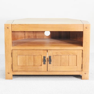 Lot 424 - A modern light oak cabinet
