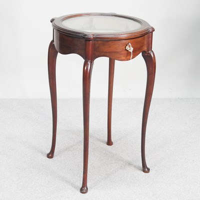 Lot 388 - An Edwardian bijouterie table, on cabriole legs