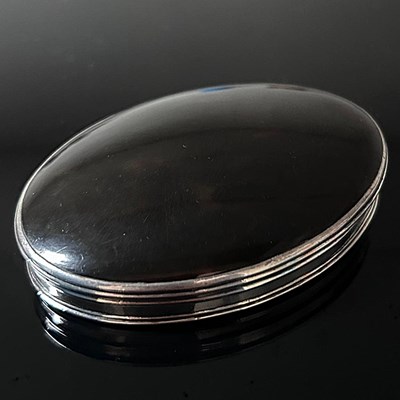 Lot 23 - A George III silver and tortoiseshell snuff...