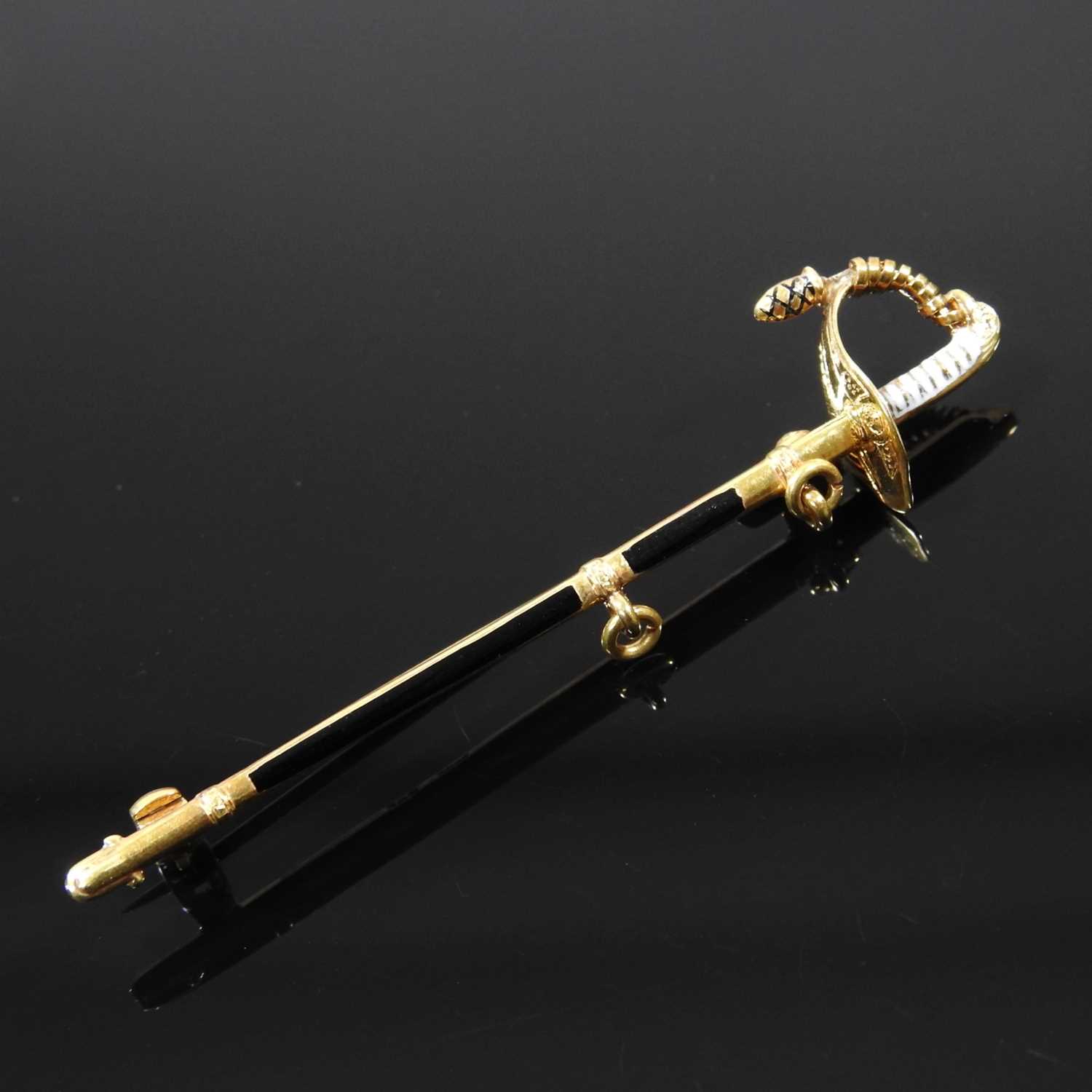 Lot 170 - A 9 carat gold and enamelled jabot pin, in