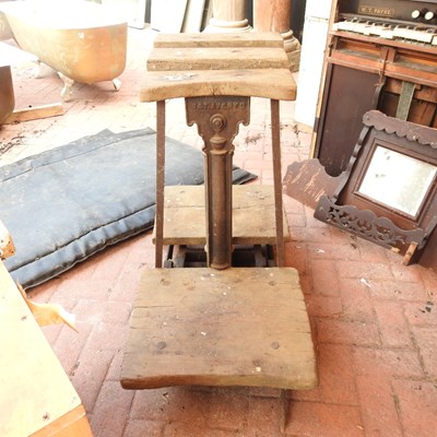 Lot 375 - A set of Avery cast iron and wood potato scales