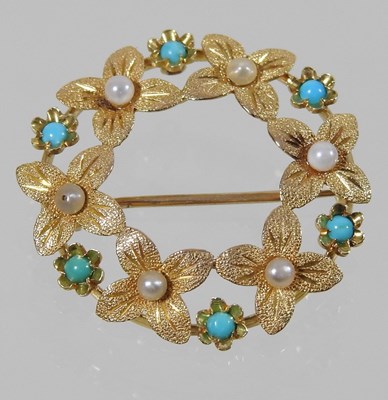 Lot 46 - A 15 carat gold moonstone brooch