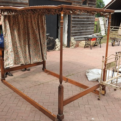 Lot 25 - A 20th century four poster bedstead