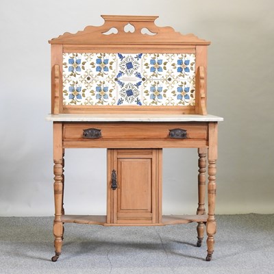 Lot 450 - An Edwardian satin walnut washstand