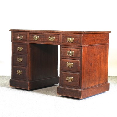 Lot 718 - An early 20th century pedestal desk