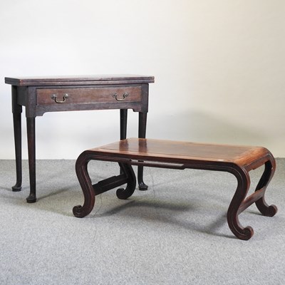 Lot 749 - A George III oak side table