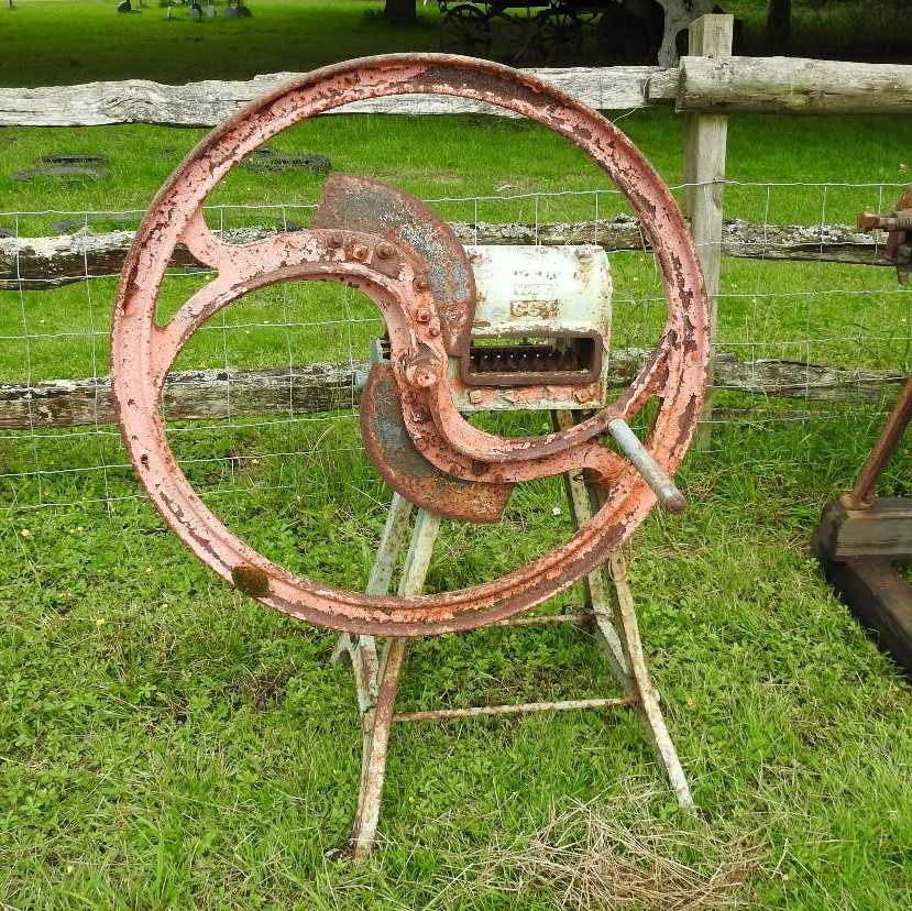 Lot 588 - A vintage chaff cutter