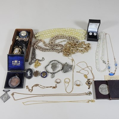 Lot 132 - A collection of jewellery