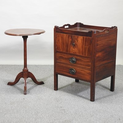 Lot 320 - A George III mahogany tray top commode