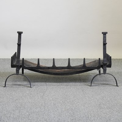 Lot 370 - A fire grate