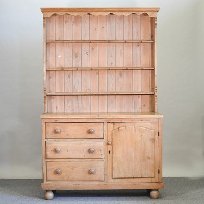 Lot 381 - An antique pine dresser