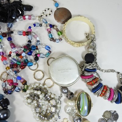 Lot 87 - A collection of costume jewellery