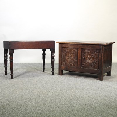Lot 464 - An early 20th century oak coffer