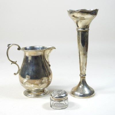 Lot 112 - An early 20th century silver cream jug