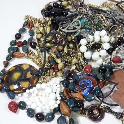 Lot 34 - A collection of costume jewellery