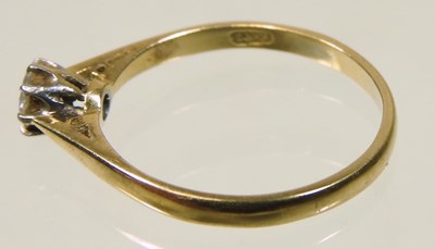 Lot 19 - An 18 carat gold diamond solitaire ring