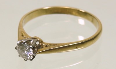 Lot 19 - An 18 carat gold diamond solitaire ring