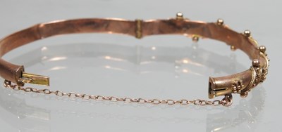 Lot 13 - An early 20th century 9 carat gold bangle