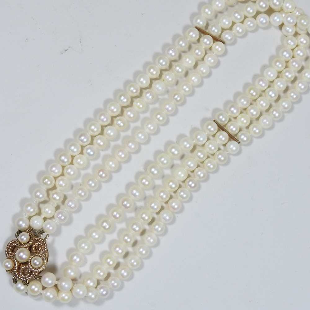 Lot 21 - A 9 carat gold mounted three row cultured pearl necklace