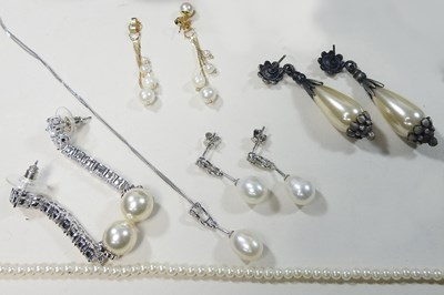 Lot 22 - A collection of cultured pearl jewellery