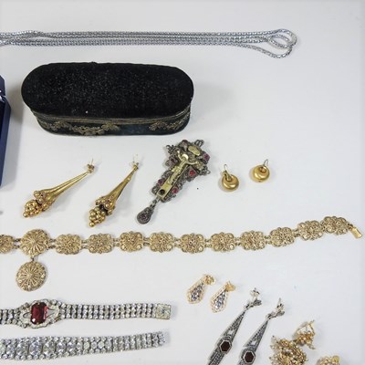 Lot 25 - A collection of costume jewellery