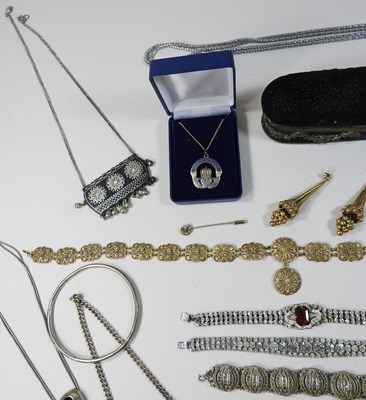 Lot 25 - A collection of costume jewellery