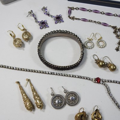 Lot 29 - A collection of costume jewellery