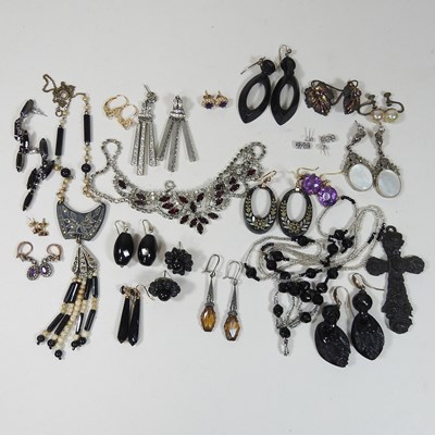Lot 30 - A collection of costume jewellery