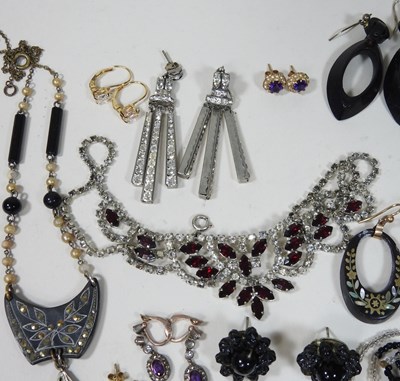 Lot 30 - A collection of costume jewellery