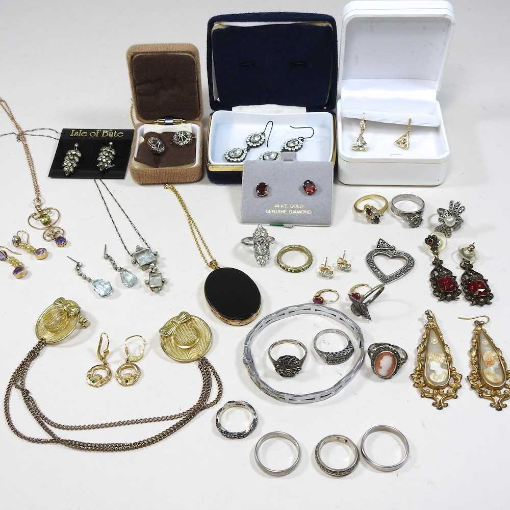 Lot 31 - A collection of costume jewellery