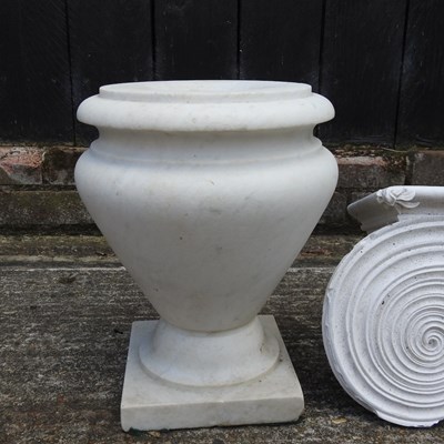 Lot 305 - A small marble urn