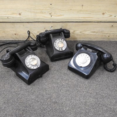 Lot 159 - A vintage bakelite telephone