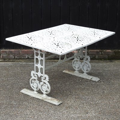 Lot 314 - An aluminium garden table