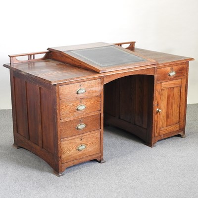 Lot 481 - An early 20th century oak desk
