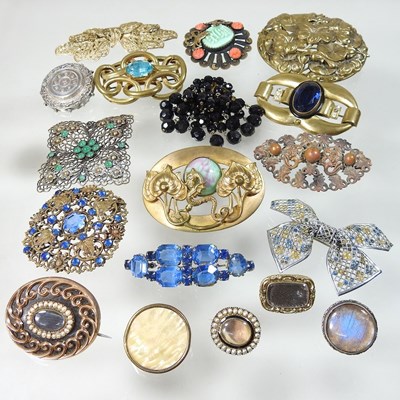 Lot 55 - A collection of Victorian and later brooches
