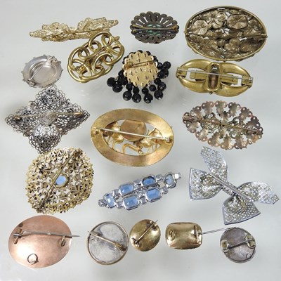 Lot 55 - A collection of Victorian and later brooches