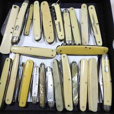 Lot 95 - A collection of twenty-five early 20th century pocket knives