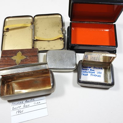 Lot 84 - A George III silver snuff box