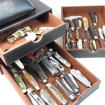 Lot 127 - A collection of fourty-four pen knives