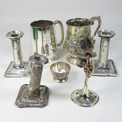Lot 106 - A pair of early 20th century silver table candlesticks