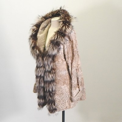 Lot 140 - A ladies fur coat