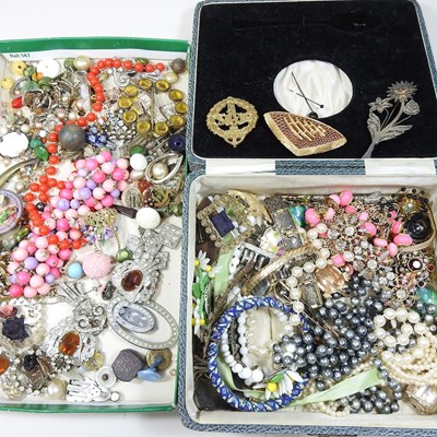 Lot 115 - A collection of costume jewellery