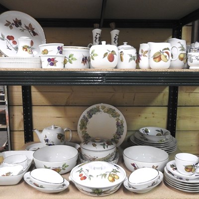 Lot 156 - A collection of Royal Worcester Evesham pattern